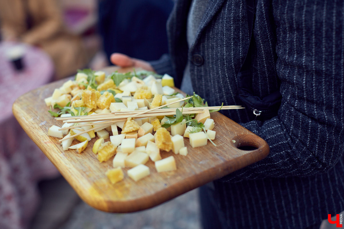 Несмотря на холод, в прошедшие выходные «Рестодвору» удалось убить двух зайцев — собрать стильно одетых горожан и создать камерную атмосферу английского праздника