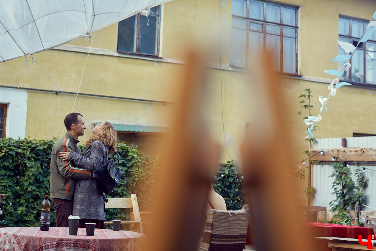 Несмотря на холод, в прошедшие выходные «Рестодвору» удалось убить двух зайцев — собрать стильно одетых горожан и создать камерную атмосферу английского праздника