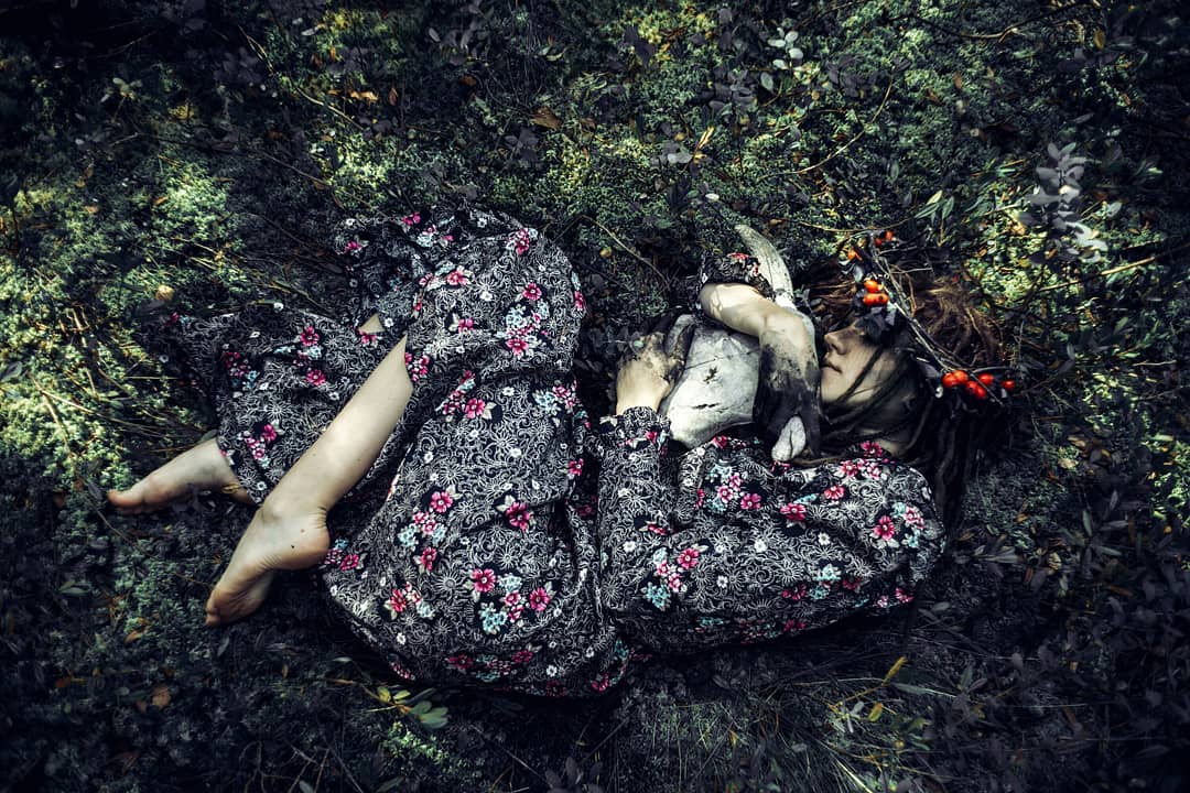 Сказочные владимирские девушки, заманивающие в лес, к болотам и на камни...