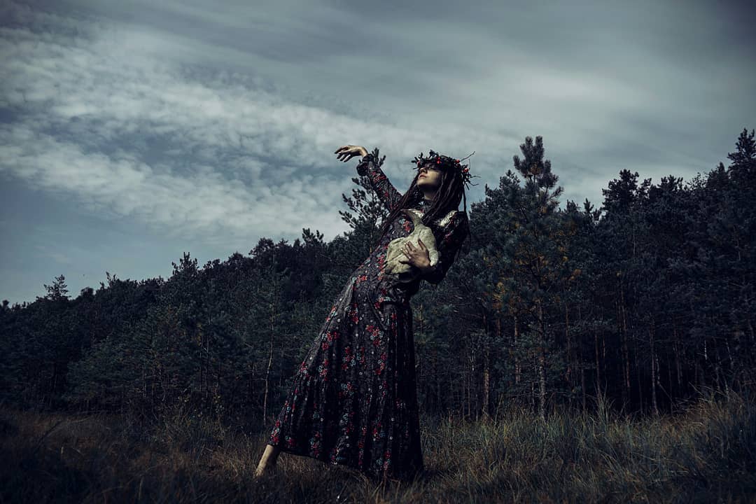 Сказочные владимирские девушки, заманивающие в лес, к болотам и на камни...