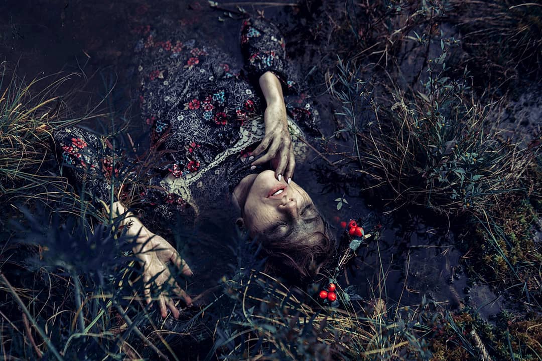 Сказочные владимирские девушки, заманивающие в лес, к болотам и на камни...