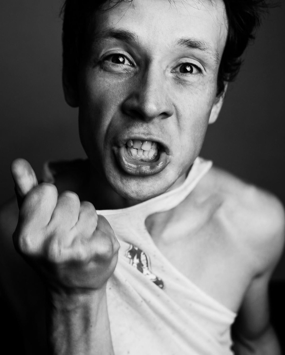 5 октября на ТНТ состоится премьера нового комедийного сериала с Гариком Харламовым в главной роли. Снялся в картине и актер из Александрова — Сергей Белов. Нашему изданию он рассказал о том, как проходила работа над проектом