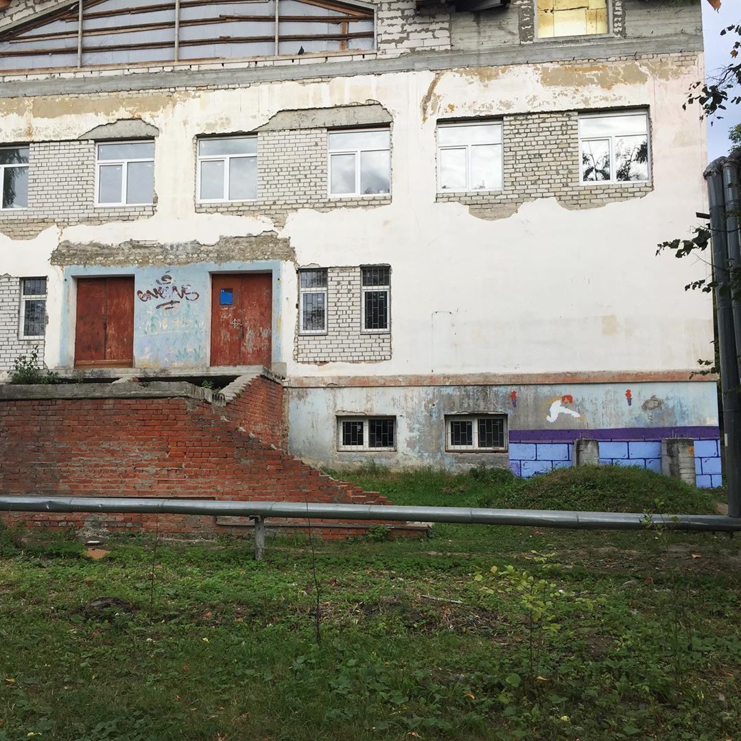 Владимирская стена памяти Виктора Цоя обзавелась фирнальным рисунком, выполненным столичным художником Виталием Борисовым