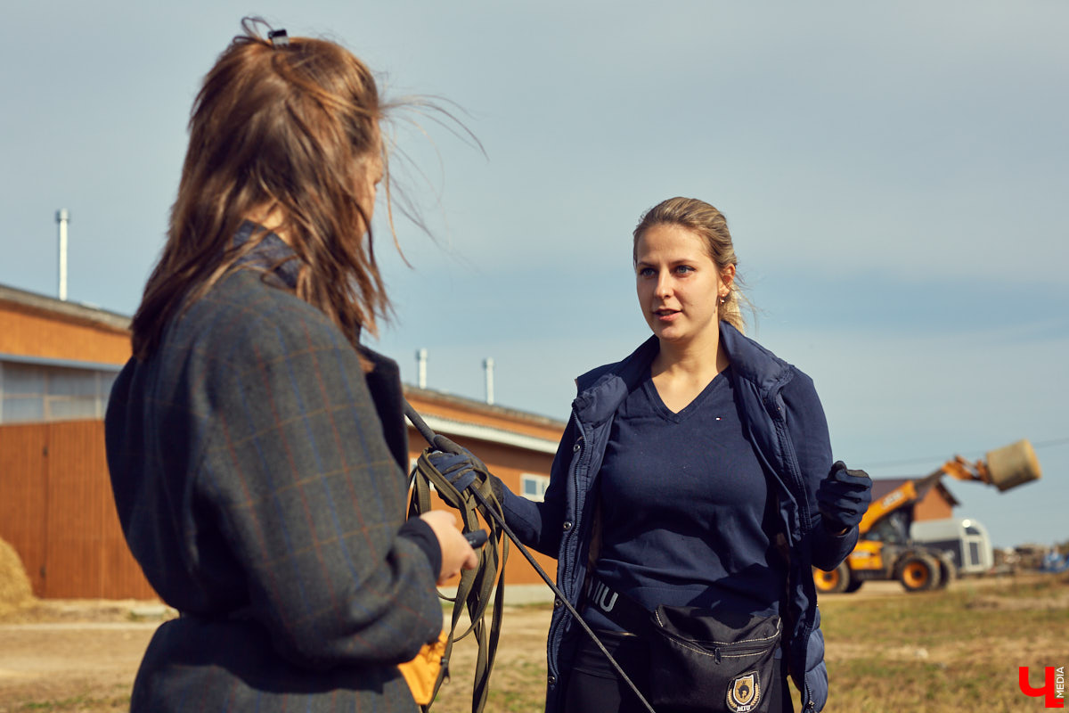 Екатерина Добронравова установила удивительно доверительный контакт со своей лошадью Далиной благодаря методике гуманного отношения к питомцу. Это добрая история про иппотерапию и дружбу