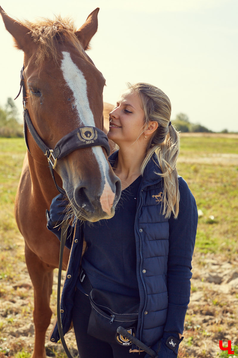 Екатерина Добронравова установила удивительно доверительный контакт со своей лошадью Далиной благодаря методике гуманного отношения к питомцу. Это добрая история про иппотерапию и дружбу
