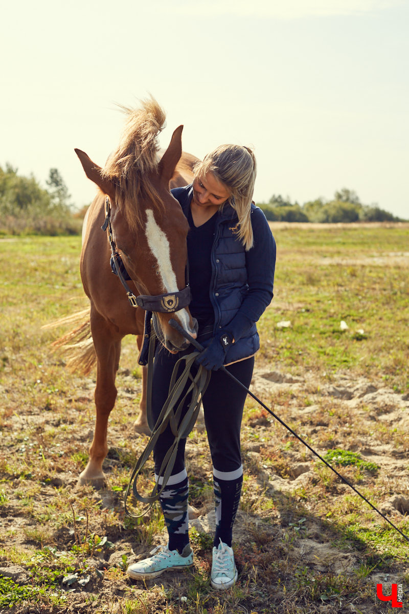 Екатерина Добронравова установила удивительно доверительный контакт со своей лошадью Далиной благодаря методике гуманного отношения к питомцу. Это добрая история про иппотерапию и дружбу