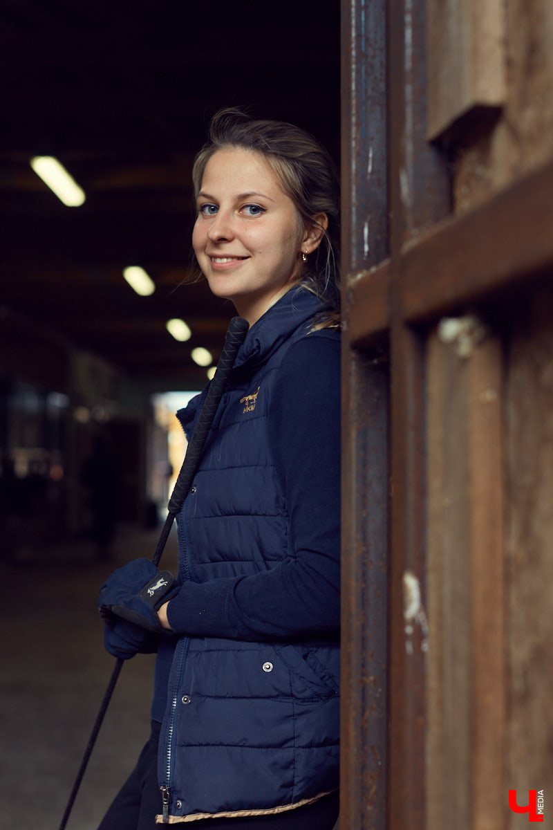 Екатерина Добронравова установила удивительно доверительный контакт со своей лошадью Далиной благодаря методике гуманного отношения к питомцу. Это добрая история про иппотерапию и дружбу