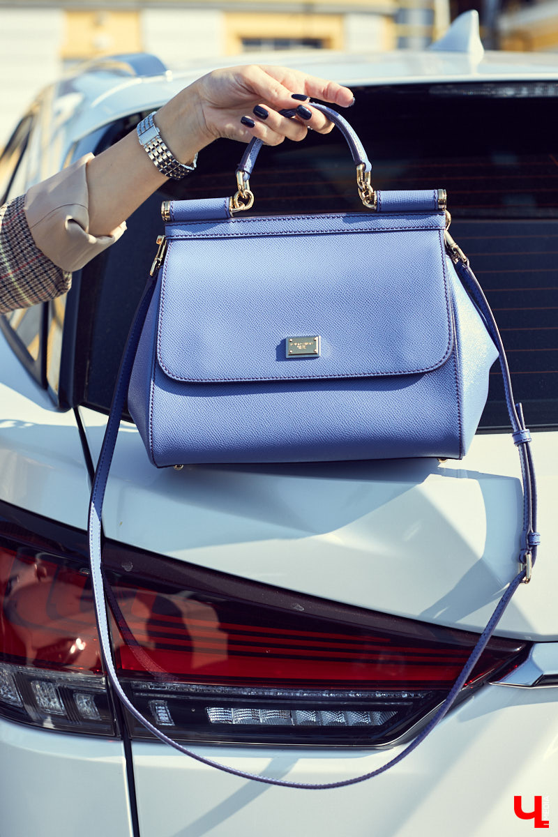 Cумочки от Dolce&Gabbana, Max Mara, итальянских миддл-брендов и аксессуары из испанского масс-маркета — рассказываем, что хранится в гардеробе владелицы владимирского бутика модной одежды Ренаты Нарзиевой