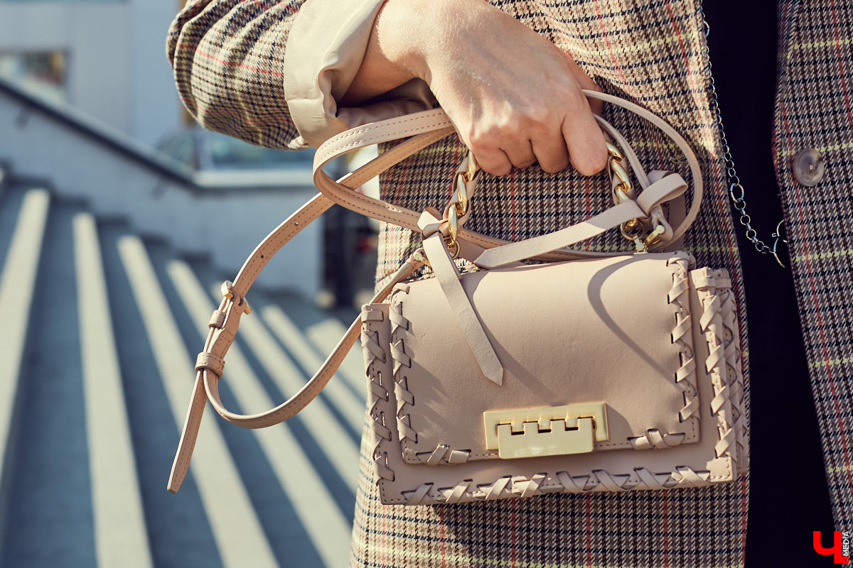 Cумочки от Dolce&Gabbana, Max Mara, итальянских миддл-брендов и аксессуары из испанского масс-маркета — рассказываем, что хранится в гардеробе владелицы владимирского бутика модной одежды Ренаты Нарзиевой