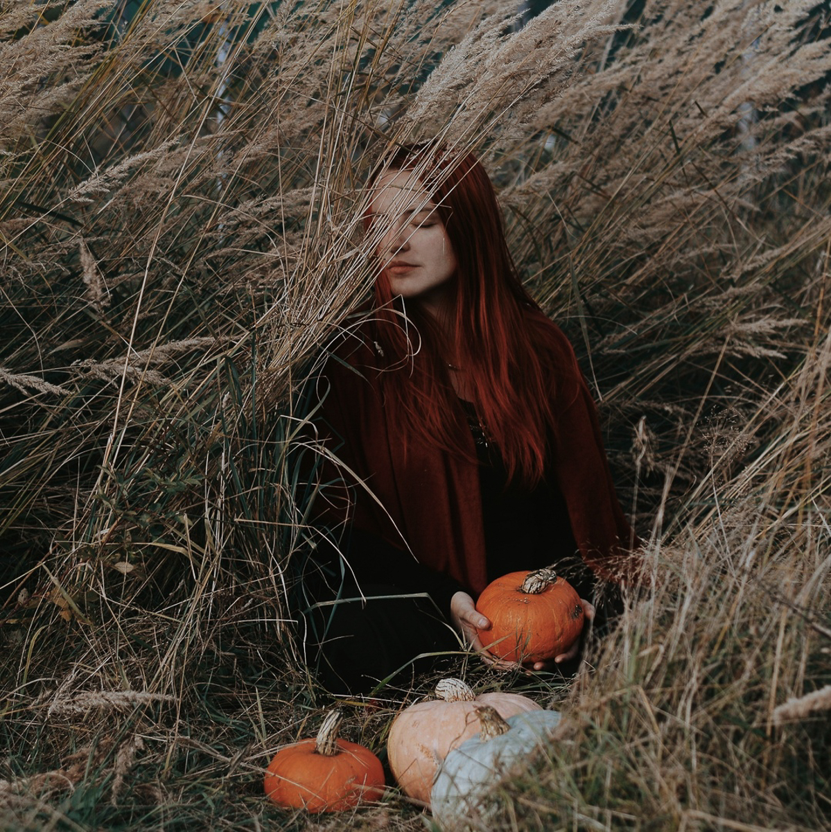 Предлагаем вам остановиться и взглянуть на атмосферные осенние снимки. Готовы поспорить, что некоторые из них окажутся на заставке ваших телефонов