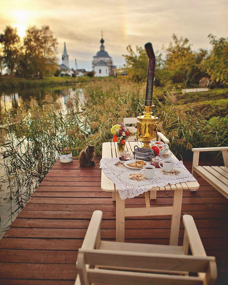 Предлагаем вам остановиться и взглянуть на атмосферные осенние снимки. Готовы поспорить, что некоторые из них окажутся на заставке ваших телефонов