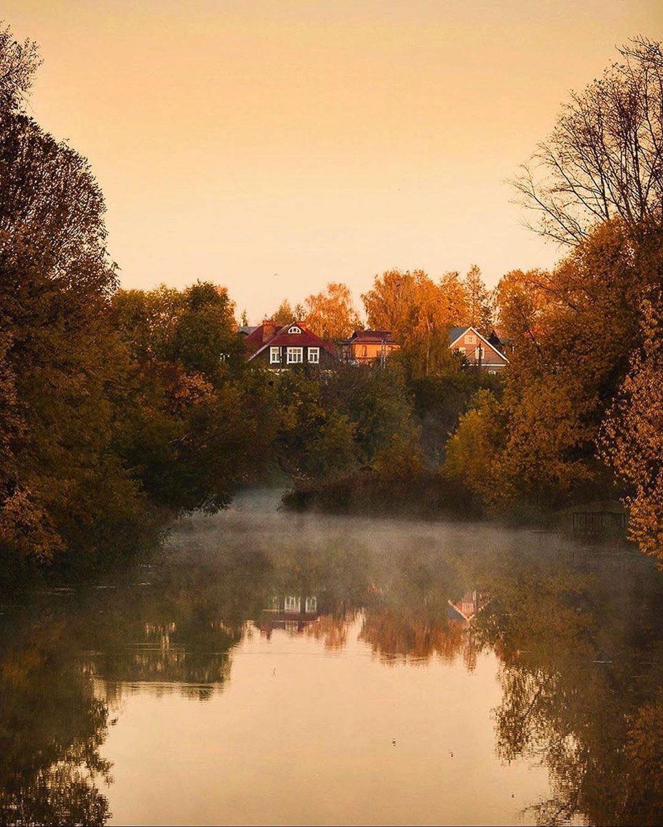 Предлагаем вам остановиться и взглянуть на атмосферные осенние снимки. Готовы поспорить, что некоторые из них окажутся на заставке ваших телефонов