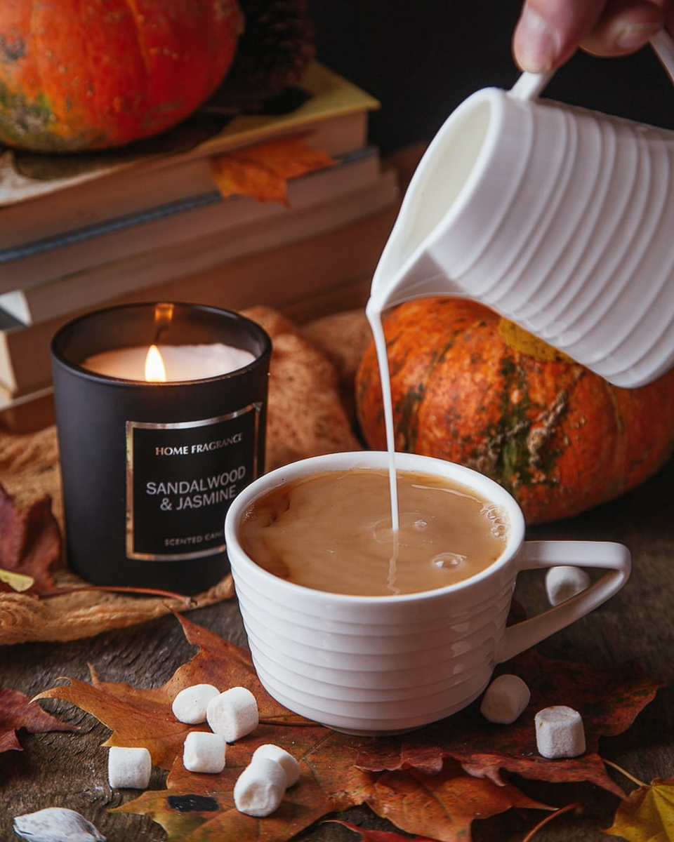 Предлагаем вам остановиться и взглянуть на атмосферные осенние снимки. Готовы поспорить, что некоторые из них окажутся на заставке ваших телефонов