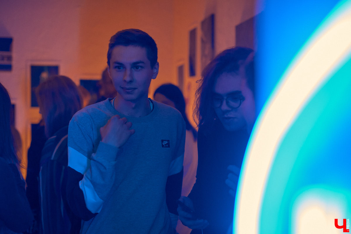 Владимир, в который влюбляются по-новому, — рассказываем, как прошла выставка уличного художника Мишкина и фотографа Виктора Фадина