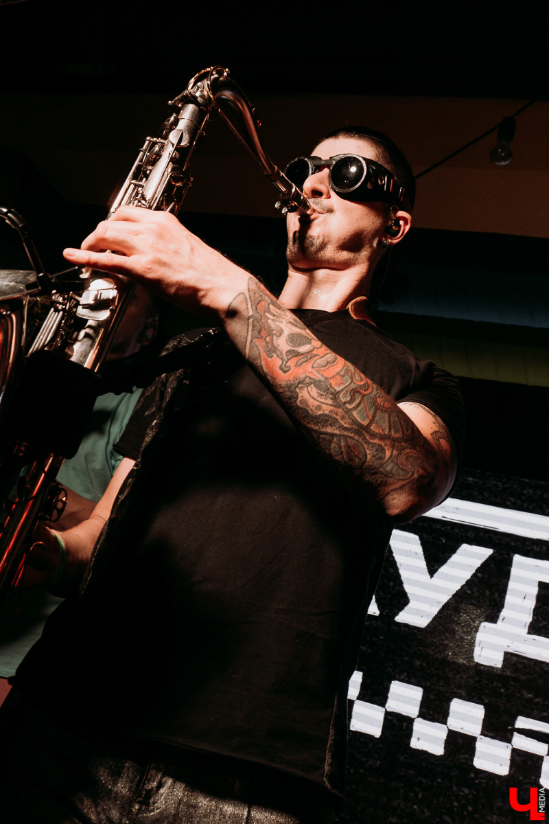 Перед владимирским концертом позитивных костромичей «Гудтаймс» пообщались с вокалистом и автором Артемом Шаровым: о тенденциях убойного местного слэма и новом альбоме. Инсайды с фитами внутри