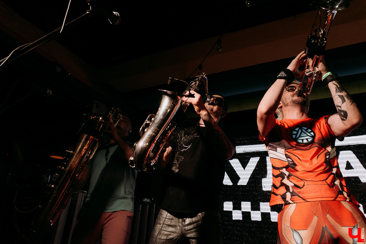 Перед владимирским концертом позитивных костромичей «Гудтаймс» пообщались с вокалистом и автором Артемом Шаровым: о тенденциях убойного местного слэма и новом альбоме. Инсайды с фитами внутри