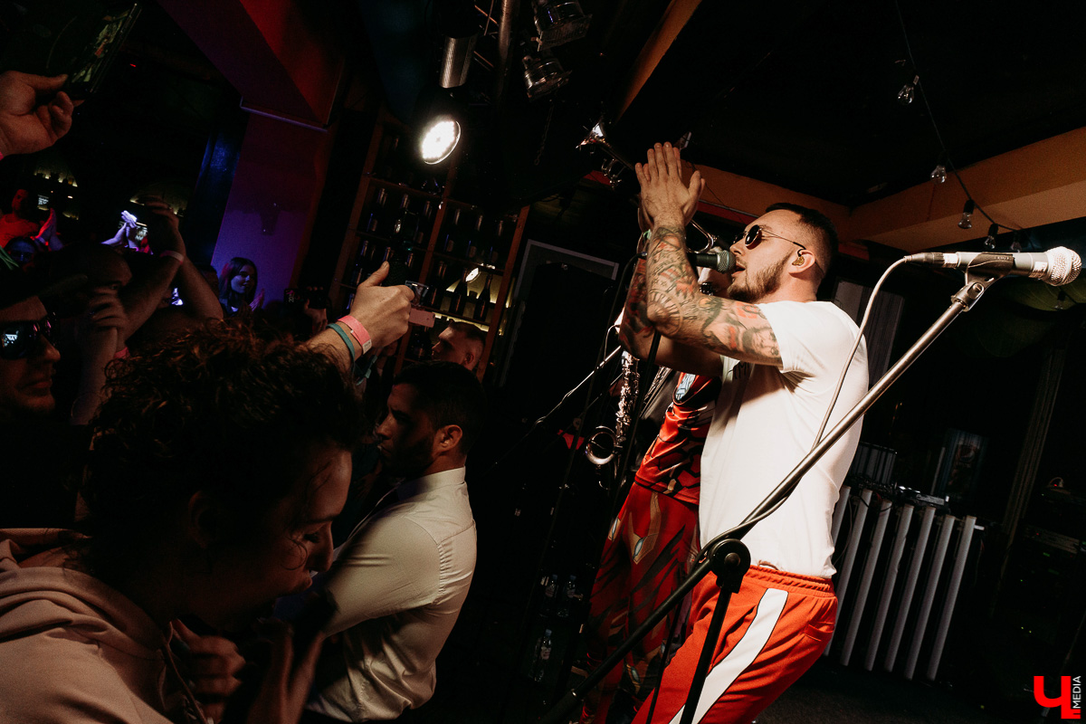 Перед владимирским концертом позитивных костромичей «Гудтаймс» пообщались с вокалистом и автором Артемом Шаровым: о тенденциях убойного местного слэма и новом альбоме. Инсайды с фитами внутри