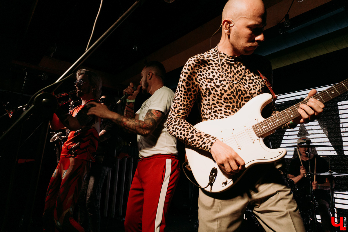 Перед владимирским концертом позитивных костромичей «Гудтаймс» пообщались с вокалистом и автором Артемом Шаровым: о тенденциях убойного местного слэма и новом альбоме. Инсайды с фитами внутри