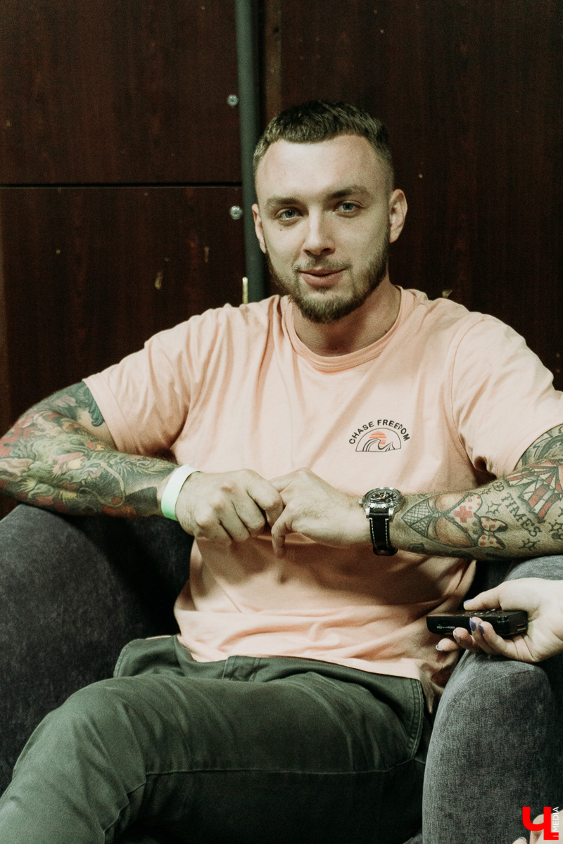 Перед владимирским концертом позитивных костромичей «Гудтаймс» пообщались с вокалистом и автором Артемом Шаровым: о тенденциях убойного местного слэма и новом альбоме. Инсайды с фитами внутри