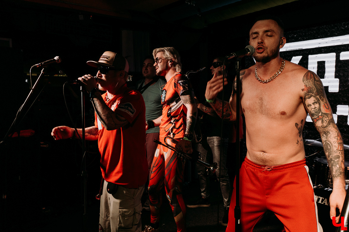 Перед владимирским концертом позитивных костромичей «Гудтаймс» пообщались с вокалистом и автором Артемом Шаровым: о тенденциях убойного местного слэма и новом альбоме. Инсайды с фитами внутри