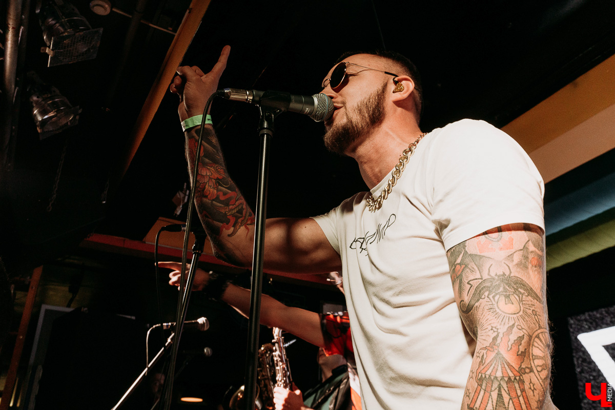 Перед владимирским концертом позитивных костромичей «Гудтаймс» пообщались с вокалистом и автором Артемом Шаровым: о тенденциях убойного местного слэма и новом альбоме. Инсайды с фитами внутри