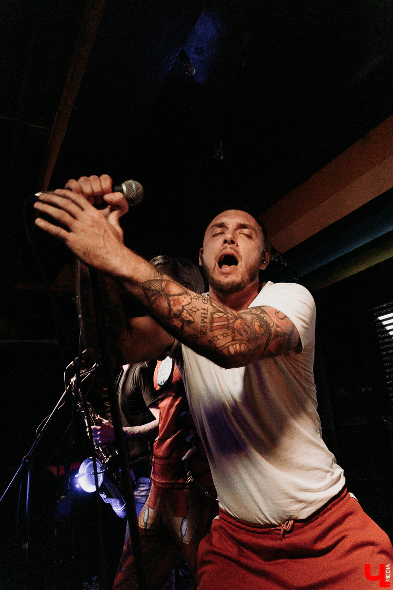 Перед владимирским концертом позитивных костромичей «Гудтаймс» пообщались с вокалистом и автором Артемом Шаровым: о тенденциях убойного местного слэма и новом альбоме. Инсайды с фитами внутри