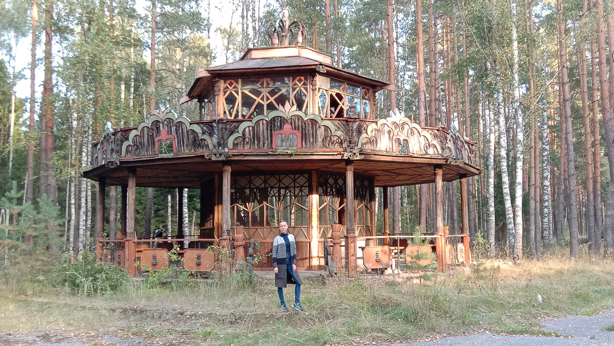 В Собинском районе есть интересная локация - заброшенная турбаза с очень красивыми постройками. Как раньше выглядело это место и в каком состоянии оно находится сейчас - все это видно на фото