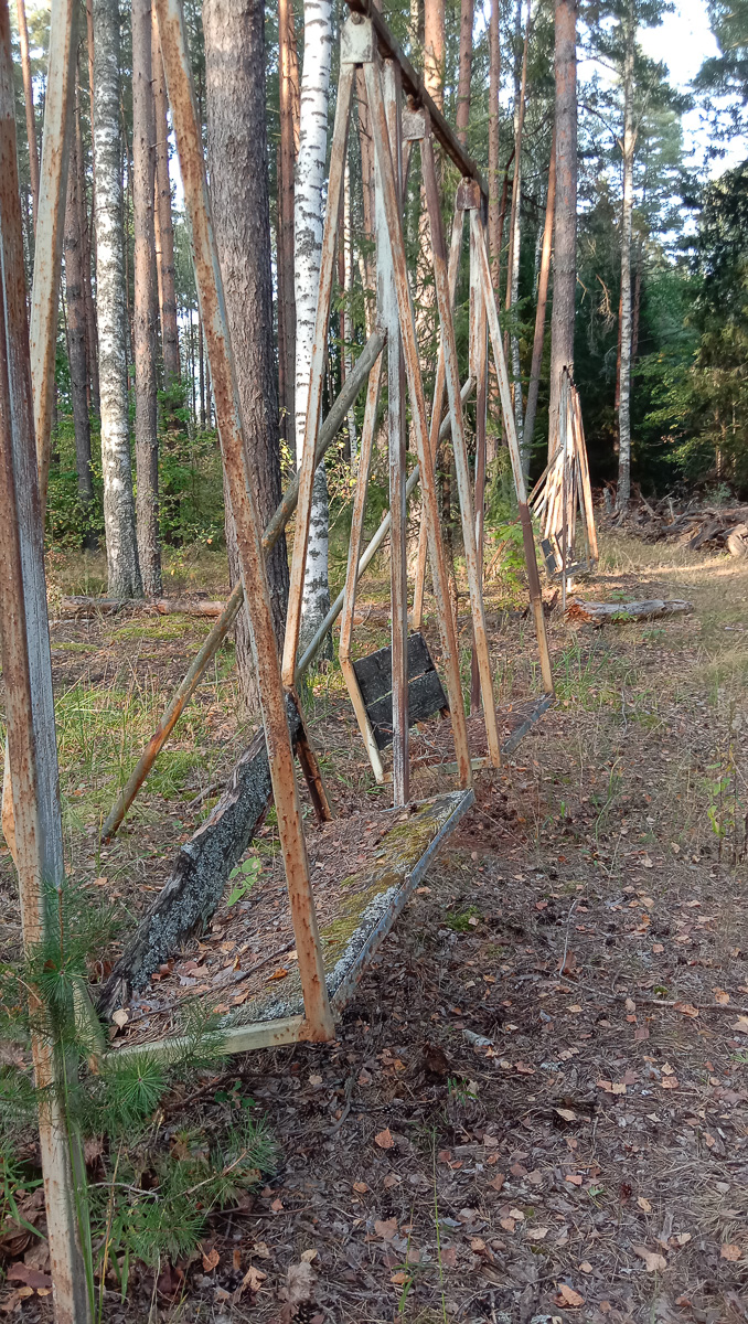 В Собинском районе есть интересная локация - заброшенная турбаза с очень красивыми постройками. Как раньше выглядело это место и в каком состоянии оно находится сейчас - все это видно на фото