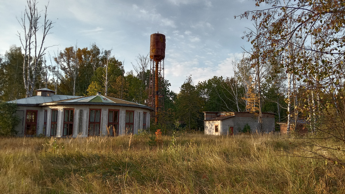 В Собинском районе есть интересная локация - заброшенная турбаза с очень красивыми постройками. Как раньше выглядело это место и в каком состоянии оно находится сейчас - все это видно на фото