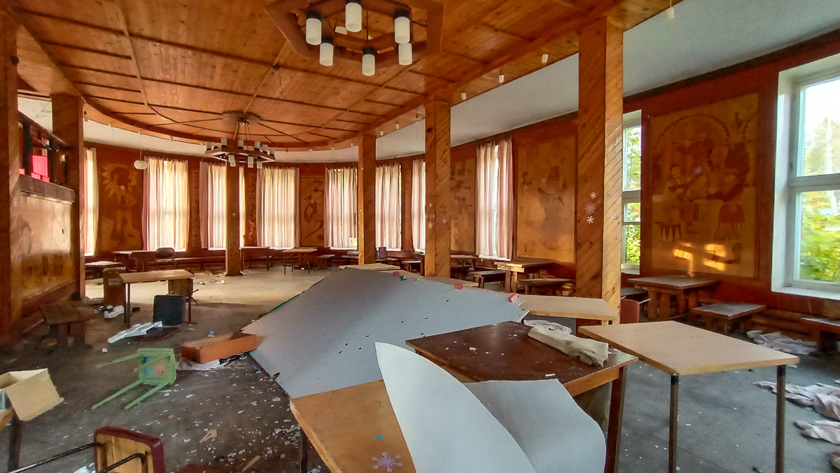 В Собинском районе есть интересная локация - заброшенная турбаза с очень красивыми постройками. Как раньше выглядело это место и в каком состоянии оно находится сейчас - все это видно на фото