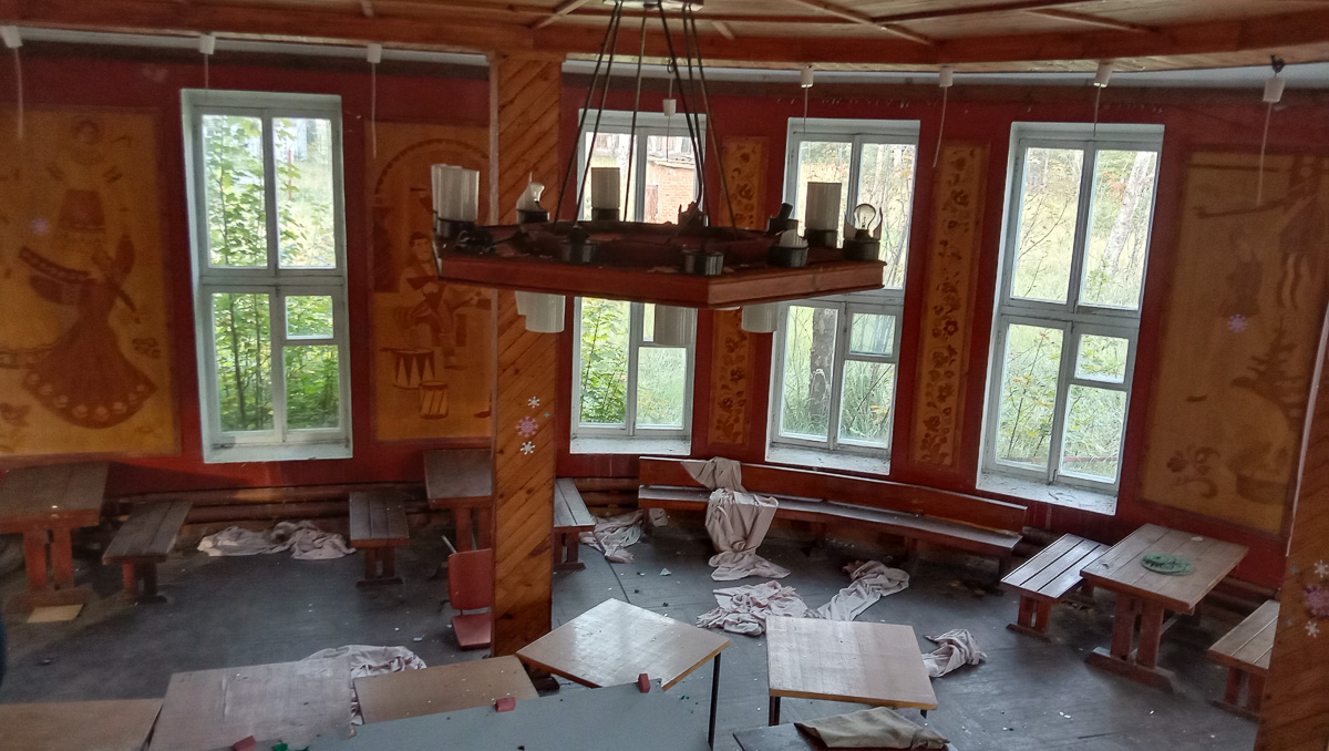 В Собинском районе есть интересная локация - заброшенная турбаза с очень красивыми постройками. Как раньше выглядело это место и в каком состоянии оно находится сейчас - все это видно на фото