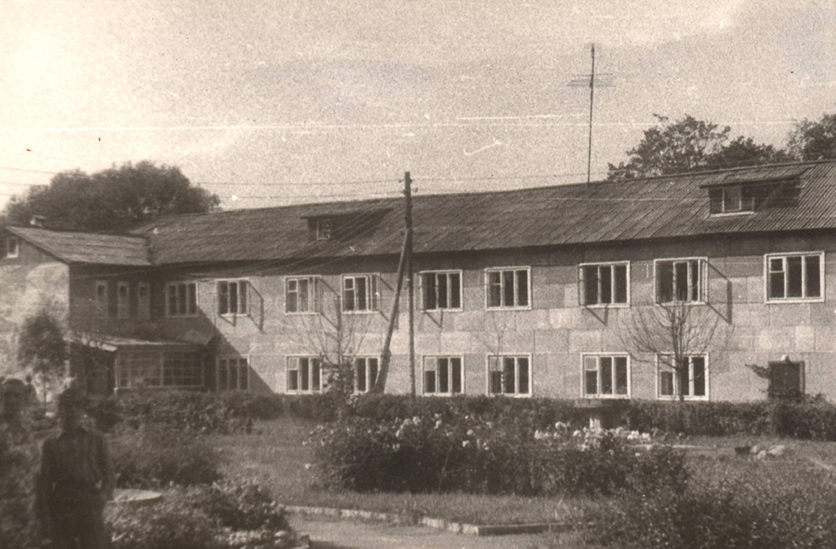 В Собинском районе есть интересная локация - заброшенная турбаза с очень красивыми постройками. Как раньше выглядело это место и в каком состоянии оно находится сейчас - все это видно на фото