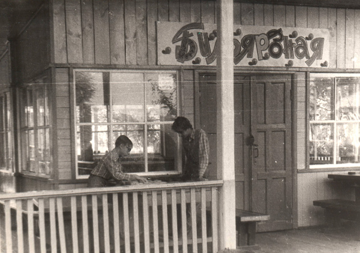 В Собинском районе есть интересная локация - заброшенная турбаза с очень красивыми постройками. Как раньше выглядело это место и в каком состоянии оно находится сейчас - все это видно на фото