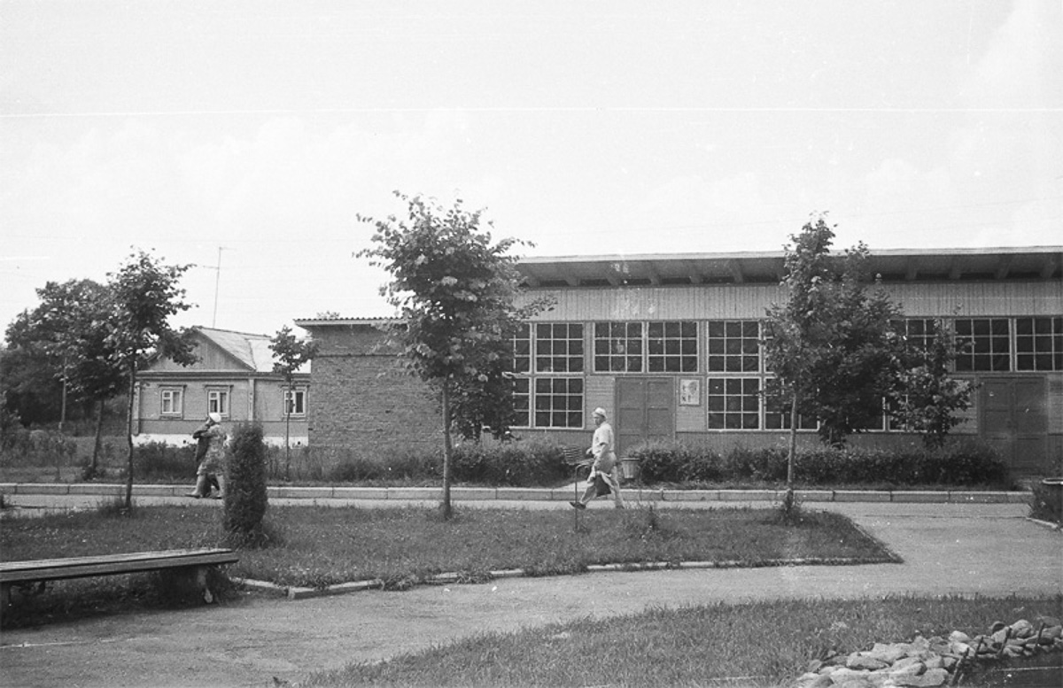 В Собинском районе есть интересная локация - заброшенная турбаза с очень красивыми постройками. Как раньше выглядело это место и в каком состоянии оно находится сейчас - все это видно на фото