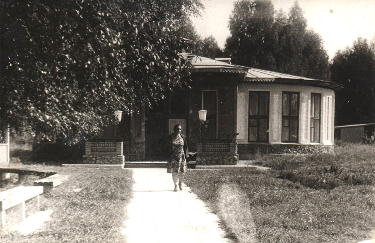 В Собинском районе есть интересная локация - заброшенная турбаза с очень красивыми постройками. Как раньше выглядело это место и в каком состоянии оно находится сейчас - все это видно на фото