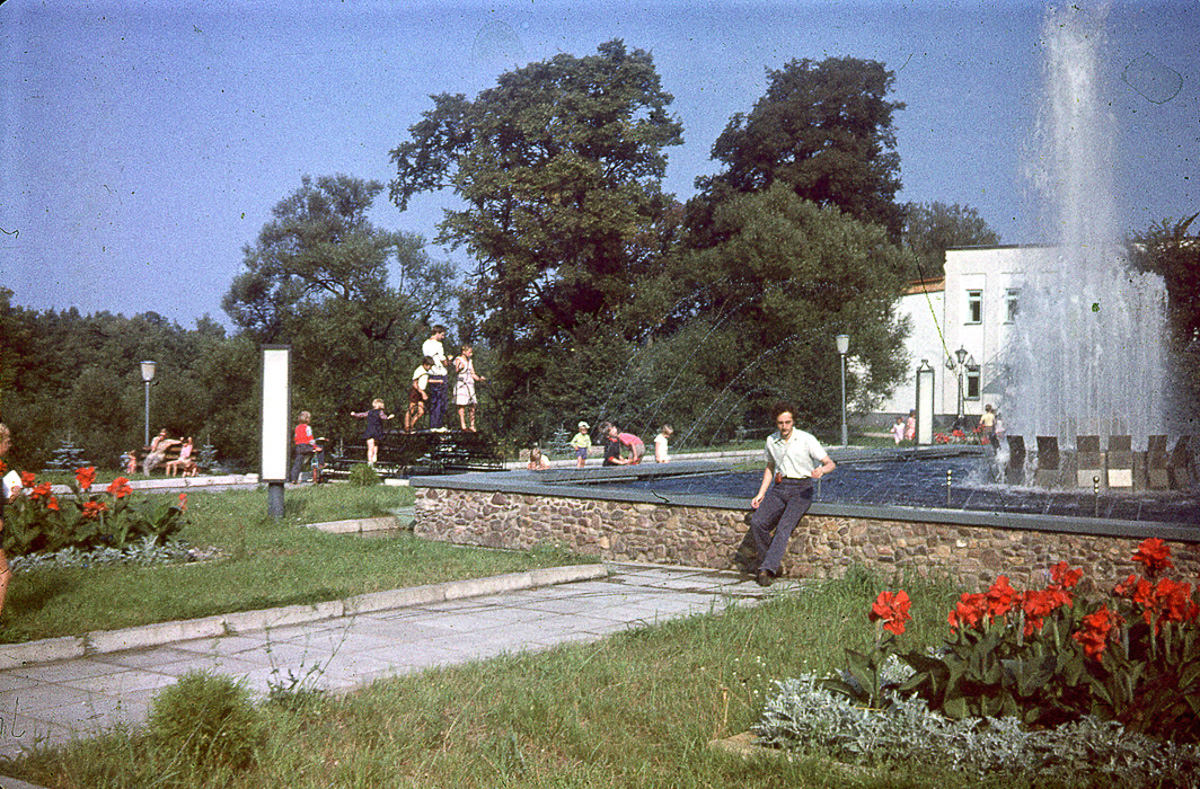 В Собинском районе есть интересная локация - заброшенная турбаза с очень красивыми постройками. Как раньше выглядело это место и в каком состоянии оно находится сейчас - все это видно на фото