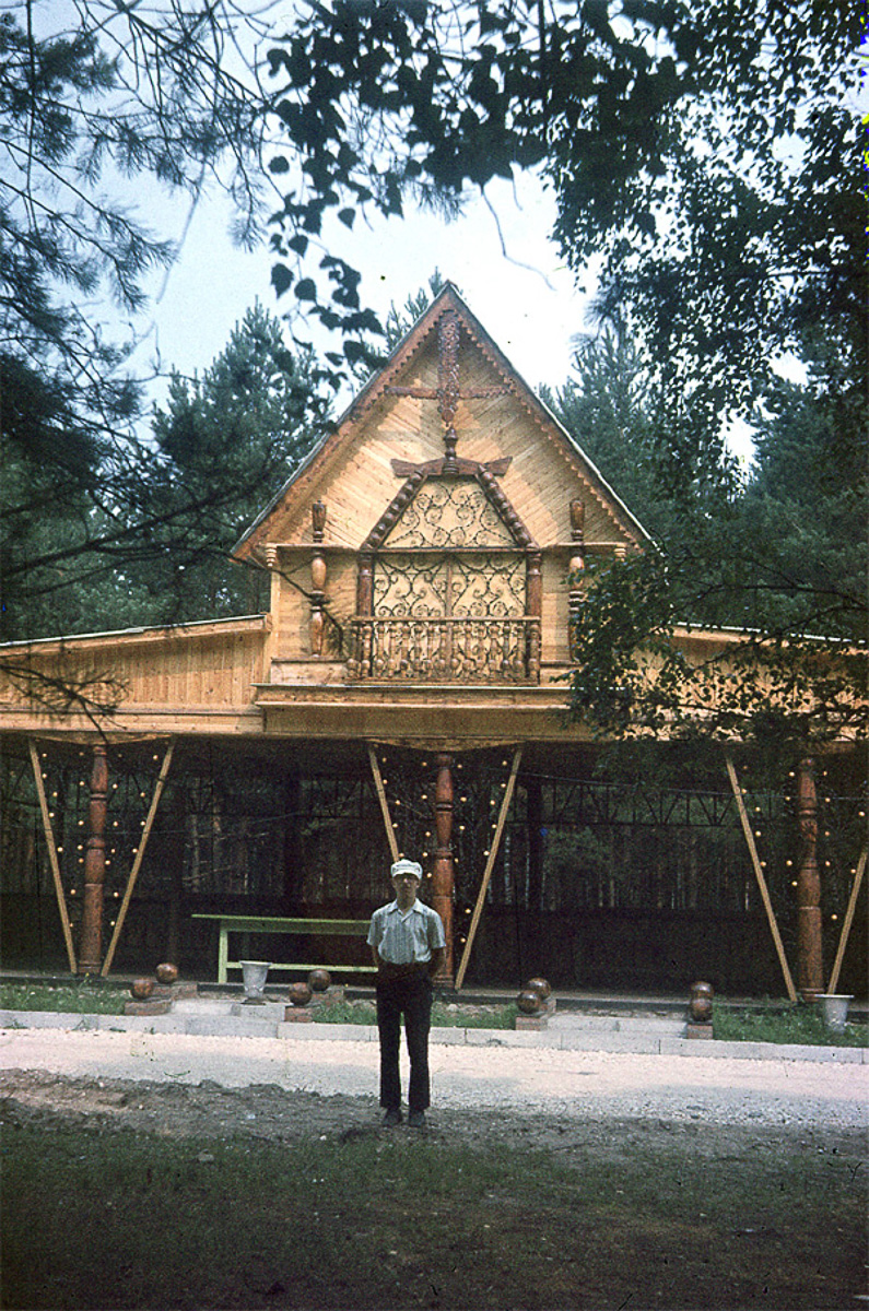 В Собинском районе есть интересная локация - заброшенная турбаза с очень красивыми постройками. Как раньше выглядело это место и в каком состоянии оно находится сейчас - все это видно на фото