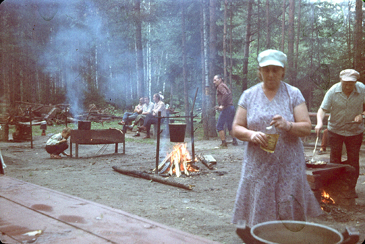 В Собинском районе есть интересная локация - заброшенная турбаза с очень красивыми постройками. Как раньше выглядело это место и в каком состоянии оно находится сейчас - все это видно на фото