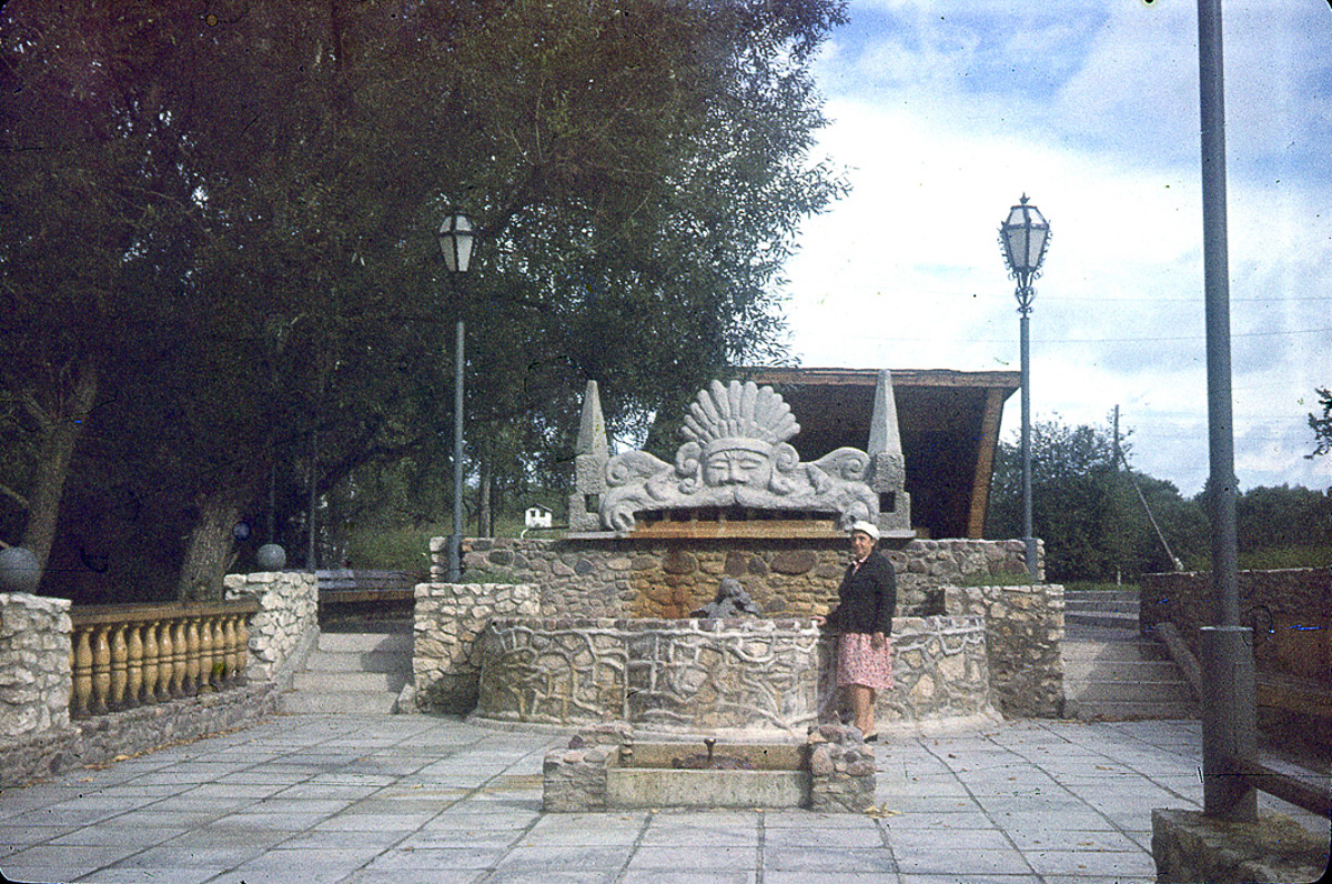 В Собинском районе есть интересная локация - заброшенная турбаза с очень красивыми постройками. Как раньше выглядело это место и в каком состоянии оно находится сейчас - все это видно на фото