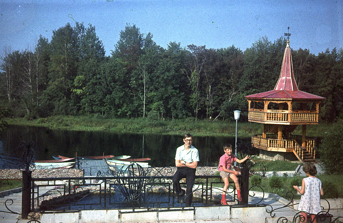 В Собинском районе есть интересная локация - заброшенная турбаза с очень красивыми постройками. Как раньше выглядело это место и в каком состоянии оно находится сейчас - все это видно на фото