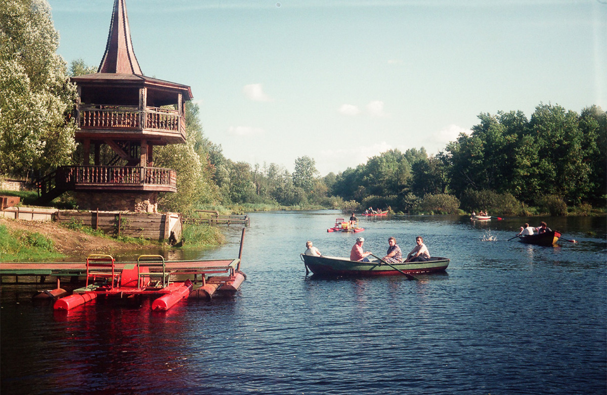 В Собинском районе есть интересная локация - заброшенная турбаза с очень красивыми постройками. Как раньше выглядело это место и в каком состоянии оно находится сейчас - все это видно на фото