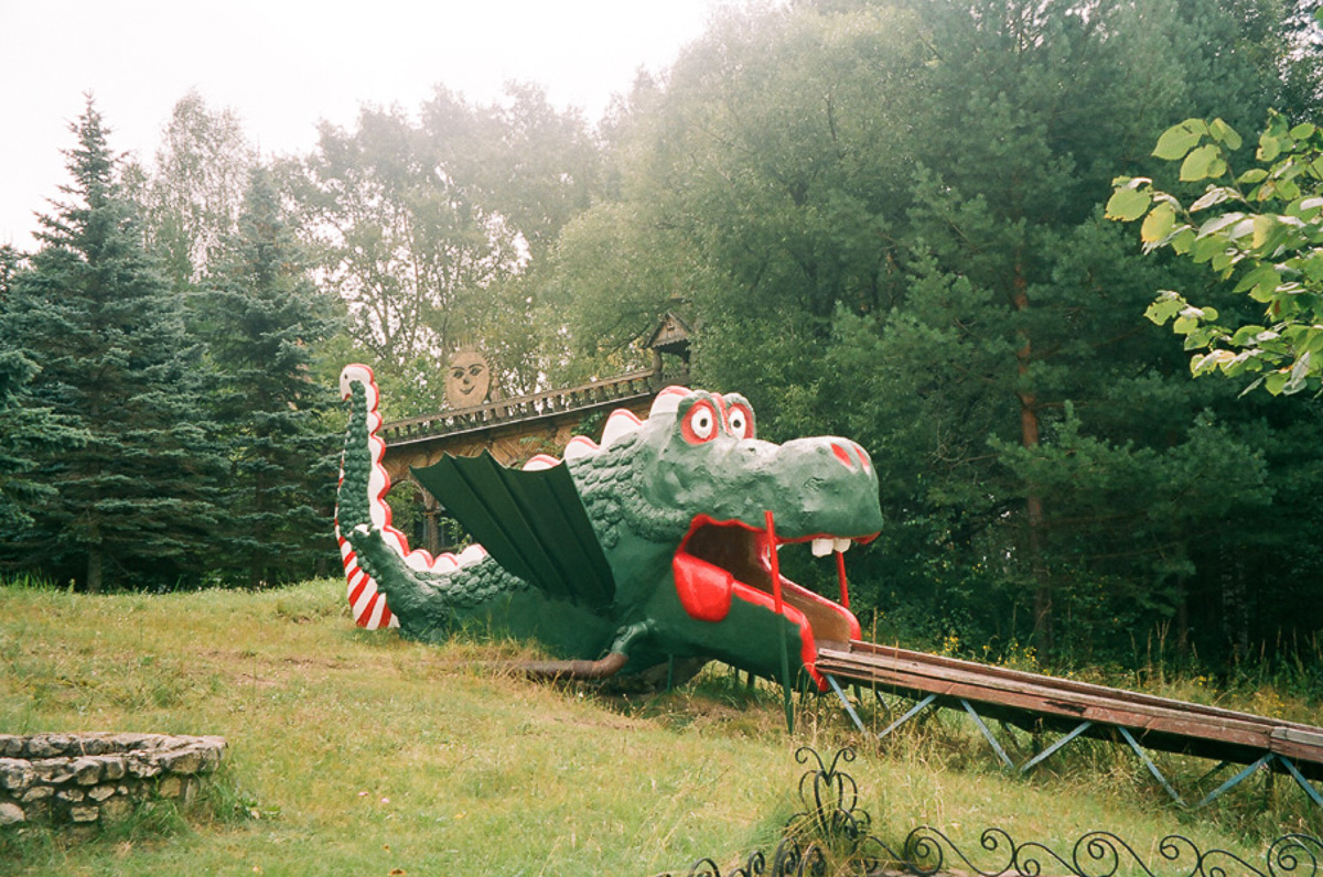 В Собинском районе есть интересная локация - заброшенная турбаза с очень красивыми постройками. Как раньше выглядело это место и в каком состоянии оно находится сейчас - все это видно на фото