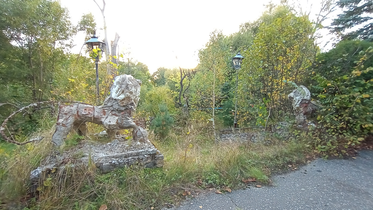 В Собинском районе есть интересная локация - заброшенная турбаза с очень красивыми постройками. Как раньше выглядело это место и в каком состоянии оно находится сейчас - все это видно на фото