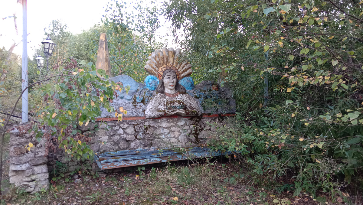 В Собинском районе есть интересная локация - заброшенная турбаза с очень красивыми постройками. Как раньше выглядело это место и в каком состоянии оно находится сейчас - все это видно на фото