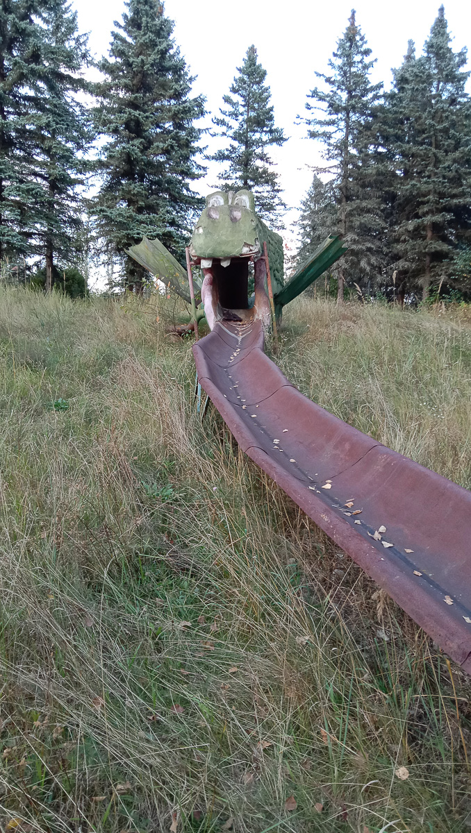 В Собинском районе есть интересная локация - заброшенная турбаза с очень красивыми постройками. Как раньше выглядело это место и в каком состоянии оно находится сейчас - все это видно на фото