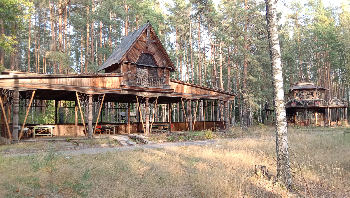 В Собинском районе есть интересная локация - заброшенная турбаза с очень красивыми постройками. Как раньше выглядело это место и в каком состоянии оно находится сейчас - все это видно на фото