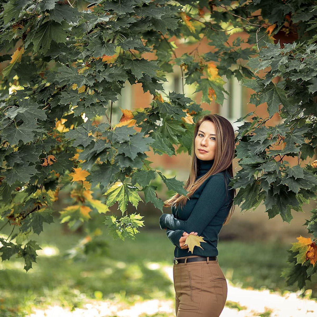 Просто нельзя взять и не сделать фото с осенними листьями