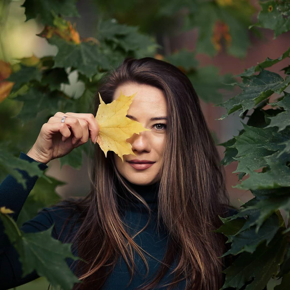 Просто нельзя взять и не сделать фото с осенними листьями