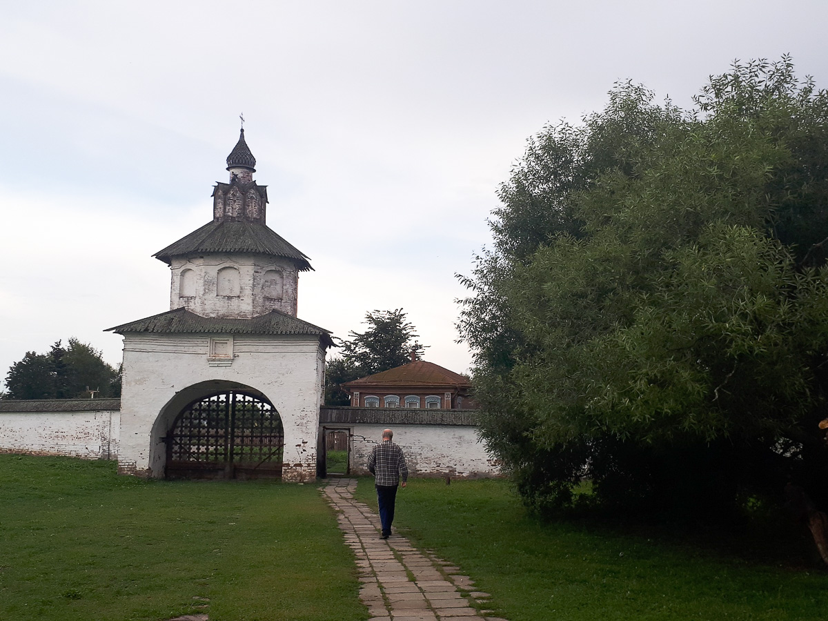 В Пизу путь пока заказан - границы закрыты. Но кадр с “падающей” башней повторить можно и в наших краях. Мы выбрали 7 подходящих локаций