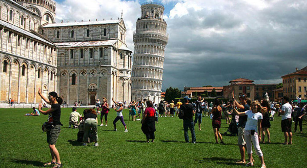 В Пизу путь пока заказан - границы закрыты. Но кадр с “падающей” башней повторить можно и в наших краях. Мы выбрали 7 подходящих локаций